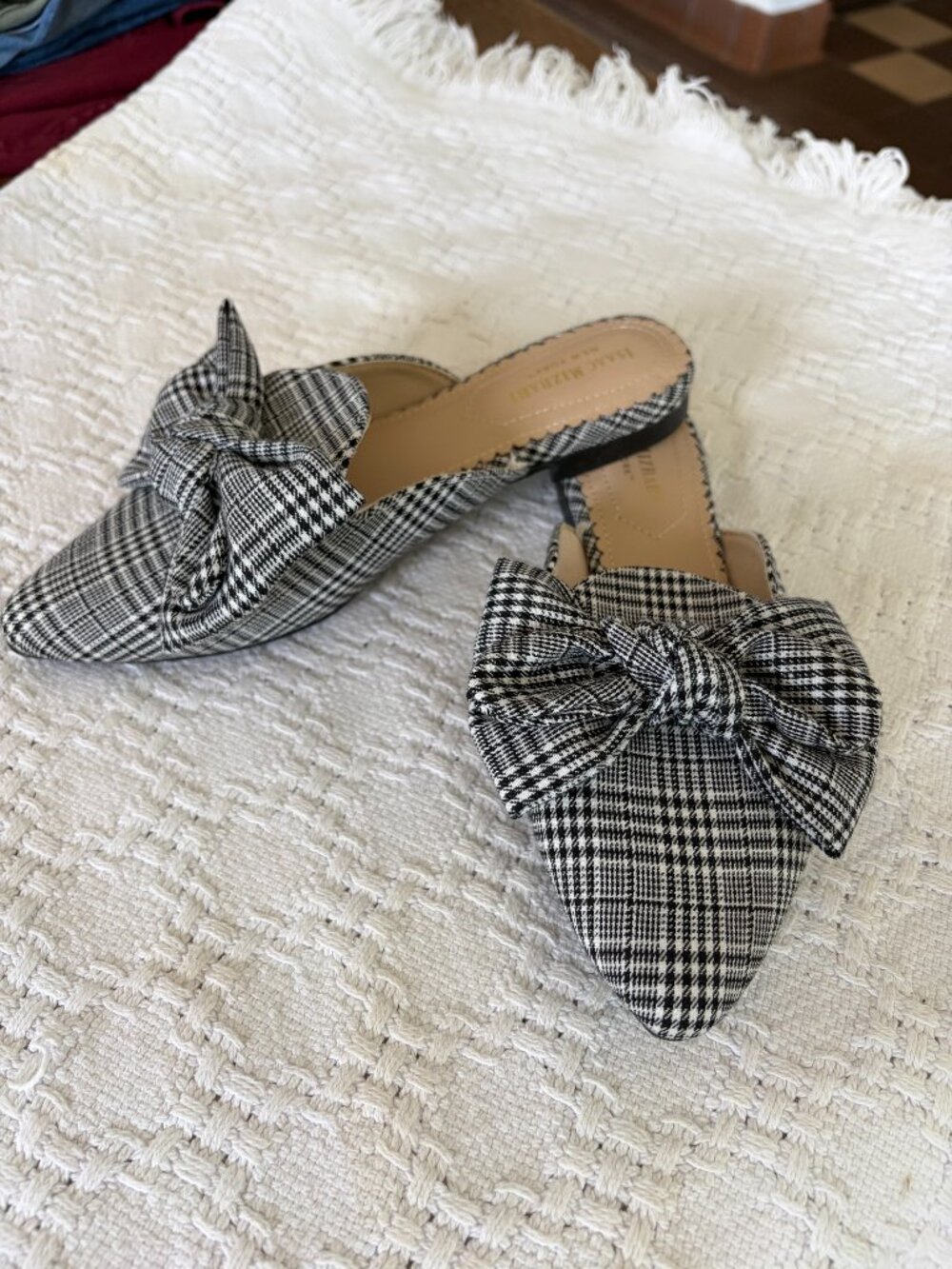 Isaac Mizrahi black and white bow slides / mules 6
